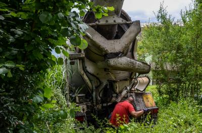 Benningen: Betonmischer macht sich selbststaendig, rammt 3 Autos und faehrt in einen Garten